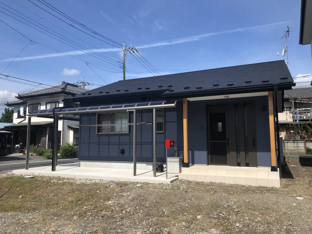 シェード付き1階建て住居